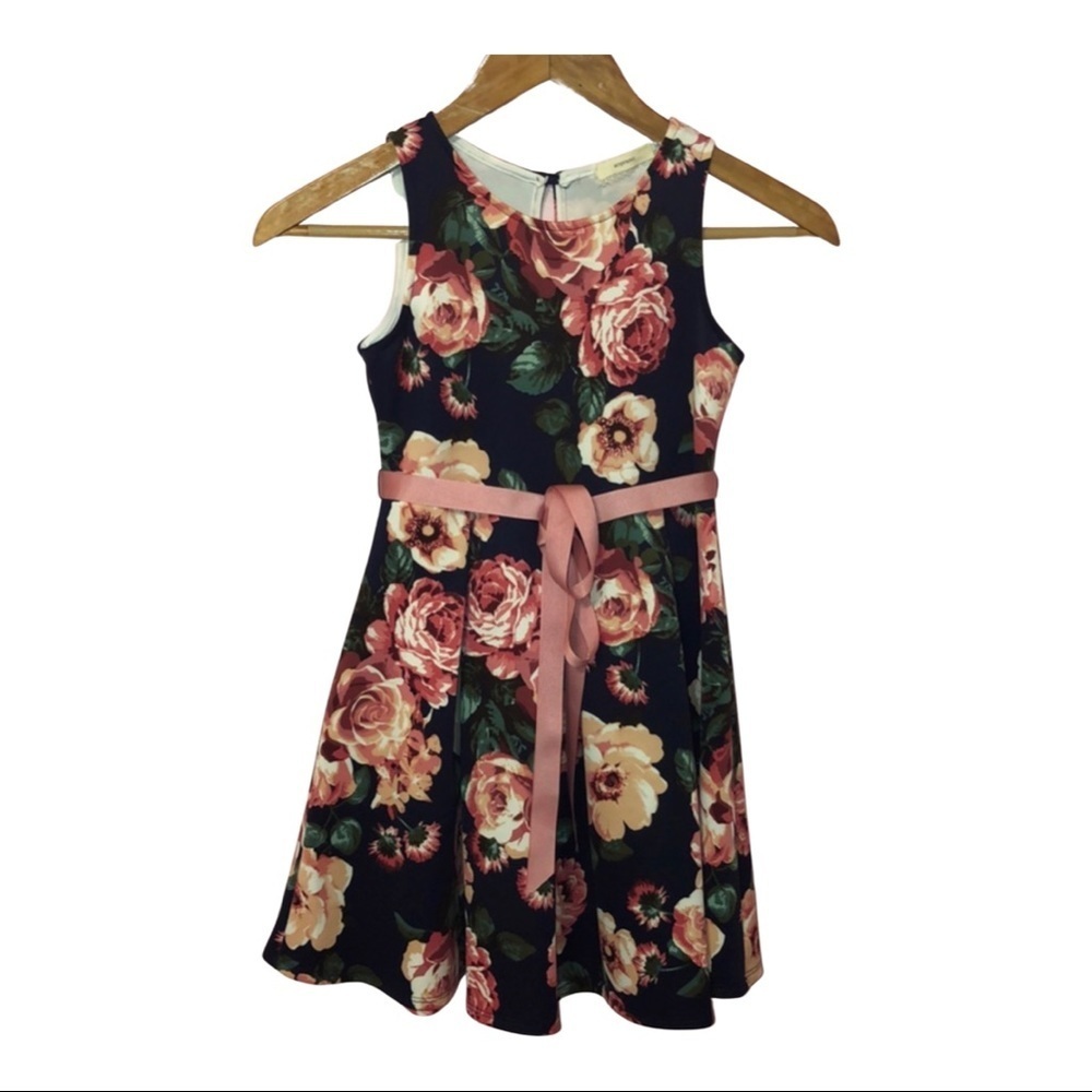 Soprano  floral sleeveless Beautiful dress size M NWT 🌸